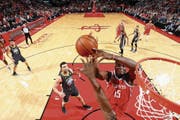 Steht mit den Houston Rockets im Halbfinal: der Schweizer Clint Capela (Nummer 15). (Bild: Nathaniel Butler/Getty (Houston, 20. Januar 2018))