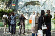 Touristen fotografieren das Löwendenkmal. (Bild: Alexandra Wey / Keystone (Luzern, 14. August 2017))
