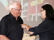 Präsidentin Imelda Stadler steckte Pirmin Baumgartner die Ehrennadel an. (Bild: Max Pflüger)