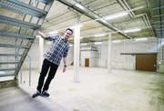 Marut Kiatprasert zeigt die Halle. (Bild: Stefan Kaiser (Baar, 4. Mai 2018))