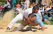 Der Gang zwischen Jan Wittwer (weisses Hemd) und Ivan Staub zeigt die Dynamik des Schwingens. (Bild: PD)