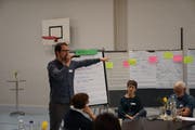 Viel Kopfarbeit und angestrengtes Zuhören beim Forum in der OZ-Turnhalle. (Bild: Johannes Wey)