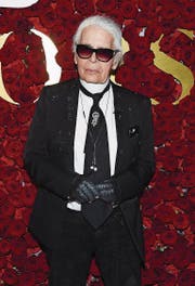 Verbale Salven aus dem Abseits: Karl Lagerfeld (84). (Bild: Evan Agostini/AP)