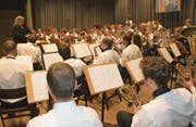 Silvia Riebli dirigiert das Jahreskonzert der Musik Eintracht Sachseln. (Bild: Primus Camenzind (Sachseln, 6. Mai 2018))