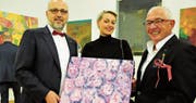 Andreas Sallmann, Danica Aline Wucher und Aurelio Wettstein mit dem Bild «Erotic», das auch Motiv auf Bodywear ist. (Bild: Charlotte Kehl)