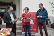 Monika Küng übergibt Regierungsrat Josef Hess Velomodelle. Rechts Kantonsrat Urs Keiser. (Bild: Franziska Herger (Kerns, 4. Mai 2018))