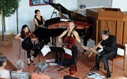 Das Trio Artemis mit Katja Hess (Violine), Myriam Ruesch (Klavier), und Bettina Macher (Violoncello) begeisterte zusammen mit dem Saxofonisten Daniel Schnyder in der evangelischen Kirche in Berneck. (Bild: Max Pflüger)
