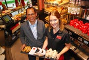 Richard Kuhn, Geschäftsleiter Kuhn Back & Gastro AG, mit der Wiler Filialleiterin Nicole Buff bei der Gipfel-Präsentation. (Bild: Roland P. Poschung)