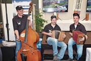 Urchige Entlebucher Volksmusik mit den 3Fach-Hirsche. Von links: Moritz Schaller, Dominik Reber und Marcel Portmann. (Bild: Claudia Surek)
