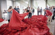 Die Patinnen und Paten der grössten Schweizer Fahne der Welt bewundern ihren Schützling aus der Nähe. (Bild: Ralph Ribi (Münchwilen, 5. Mai 2018))