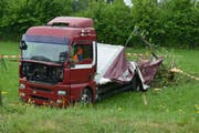 Bei Unfall wurde der Chauffeur verletzt. (Bild: Luzerner Polizei (Eich, 4. Mai 2018))