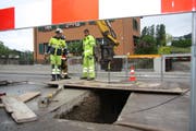 Erst nach einer langen Suche wurde der Ort der geborstenen Leitung gefunden. (Bild: Simon Dudle)