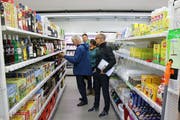 Das Sortiment für einen Dorfladen zusammenzustellen, verlangt nach grosser Erfahrung sowie hoher Anpassungsfähigkeit an Kundenwünsche und Trends. (Bild: Hans Suter)