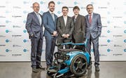 Bisheriger Höhepunkt in der Berufskarriere: Thomas Gemperle (Zweiter von links) erhält mit seinen zwei Partnern von der Jury den «ZKB-Pionierpreis Technopark 2018». (Bilder: PD)