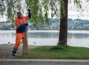 Hält das Gelände der Luzerner Ufschötti sauber: Harkou Abdallah vom Strasseninspektorat. (Bild: Boris Bürgisser (Luzern, 2. Mai 2018))