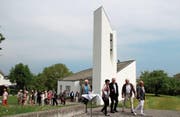 Die Gäste versammelten sich im Anschluss an den Festgottesdienst vor der Kirche. (Bild: Hedy Züger)