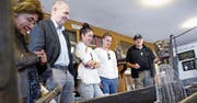 Peter Marty vom Fischereiverein Zug (rechts) zeigt den Besuchern Besonderheiten im Museum. (Bild: Werner Schelbert (Zug, 12. Mai 2018))