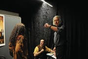 Regisseur Jean Grädel bei der Kostümprobe. Hinten Pan Ronner, Produzent der Kostüme. (Bild: Philipp Unterschütz (Engelberg, 28. April 2018))