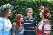 In den beiden Hauptrollen: Jeannine Soffner als jüngste Zarentochter Maruschka mit Arni Häcki als Aljoscha, umrahmt von Marina Ivanova (Präsidentin russischer Verein Zentralschweiz ganz rechts) und deren Tochter Diana Ivanova. (Bild Marion Wannemacher, Stans, 12. Mai 2018)