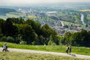 Wanderer auf dem neu eröffneten Rontaler Höhenweg. (Bild: Philipp Schmidli (Root, 6. Mai 2018))