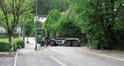 Eine besonders interessante Stelle befindet sich hier, wo Brändlistrasse und Gmündstrasse zusammentreffen. Das Gemeindegebiet von Au-Heerbrugg endet bei der Verzweigung, dahinter liegt Bernecker Boden. Vor der Verzweigung ist die Brändlistrasse verengt und der zuvor angebrachte Spiegel (der Benützern der Gmündstrasse gedient hatte) entfernt worden. Dass Autos (im Teil, der zu Berneck gehört) aufs Trottoir ausweichen, ist oft zu sehen. Bei dieser Szene wird überdies das Fahrverbot für Lastwagen missachtet. Der Velofahrer sah sich gezwungen, vor dem Abbiegen das Trottoir zu benützen. (Bild: Gert Bruderer)