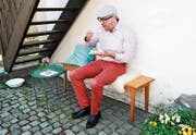 Gemeinderat Stefan Birchler tut sich an einem Stück Grapefruit-Quarktorte gütlich. (Bild: Theres Schurter)