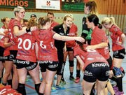 Kreuzlingens Abstieg ist besiegelt. Da helfen alle Aufmunterungsversuche von Trainerin Kristina Ertl (Mitte) nicht mehr. (Bild: Mario Gaccioli)