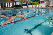 Im Hallenbad Blumenwies fehlt es an Wasserfläche. Bis 2024 soll es deshalb erweitert werden. (Bild: Ralph Ribi)