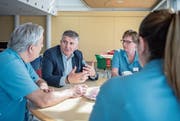 Roger Wicki, Co-Geschäftsleiter des Pflegeheims Seeblick in Sursee, im Gespräch mit Pflegefachkräften. (Bild: Pius Amrein (Sursee, 24. April 2018))