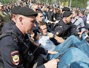 Polizisten führen bei einer Demo auf dem Puschkin-Platz in Moskau Alexei Nawalny ab. (Bild: AP (5. Mai 2018))