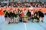 Grosser Jubel in Herisau: Die Handballer feiern den Aufstieg in die 2. Liga. (Bild: Marco Ellenberger)
