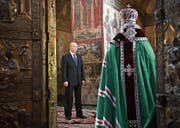 Wladimir Putin besucht nach der Vereidigung die Mariä-Verkündigungs-Kathedrale. Bild: Alexei Nikolsky/Sputnik/AP (Moskau, 7. Mai 2018) (Bild: Alexei Nikolsky/Sputnik/AP (Moskau, 7. Mai 2018))