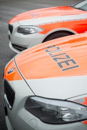 Nach der Prügelattacke auf seine Verlobte, geriet der Beschuldigte wenige Wochen später in eine Polizeikontrolle. Der Eritreer wiedersetzte sich jedoch der Kontrolle, es kam zum Gerangel. Im weiteren Verlauf biss der Beschuldigte schliesslich einen Polizisten mehrfach in die Ober- und Unterschenkel. (Symbolbild) (Bild: Samuel Schalch)
