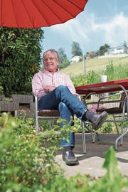 Reist am Pfingstmontag mit einem E-Bike zum Berg-Gottesdienst an: Pfarrer Jürg Rother, hier im Garten seines Hauses. (Bild: Maria Schmid (Oberägeri, 7. Mai 2018))