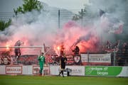 Vor dem Spielstart, Aarau Fans mit Petarden. (Bild: Manuela Matt)