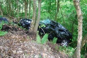 Das total beschädigte Auto im Wald beim Golfplatz Dietschiberg. (Bild: Luzerner Polizei (Luzern, 6. Mai 2018))