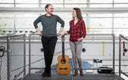 Die Gitarristen Raoul Morat und Elise Tricoteaux im Neubad. (Bild: Manuela Jans-Koch (Luzern, 4. Mai 2018))