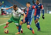St. Gallens Marco Aratore (links) gegen Basels Mohamed Elyounoussi. (Bild: Georgios Kefalas/KEY (17. Februar 2018))
