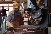 Ein Starbucks-Angestellter leert einen Kaffeeröster in Seattle. (Bild: David Ryder/Bloomberg (3. Dezember 2014))