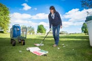 Eliane Jaenke beseitigt Pizzakartons und anderes auf ihrem Rundgang über die Kinderfestwiese. (Bild: Ralph Ribi)