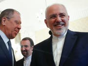 Der iranische Aussenminister Mohammed Dschawad Sarif (rechts) hat am Montag in Moskau seinen russischen Amtskollegen Sergej Lawrow (links) getroffen, um über das Atomabkommen zu reden. Am Dienstag wird Sarif in Brüssel erwartet. (Bild: KEYSTONE/AP POOL REUTERS/MAXIM SHEMETOV)