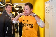 YBs Sportchef Christoph Spycher zieht ein Meistershirt über. (Bild: Peter Schneider / Keystone (Bern, 28. April 2018))