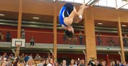 Herr der Lüfte beim Boden-Programm: Dominik Nadig von Getu Gams entscheidet den Gerätefinal für sich. (Bild: Robert Kucera)