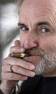 Zigarrenraucher mit brillantem Geist und Humor: Peter Schneider. (Bild: SRF)