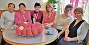 Sie laden zu Tisch mit Wolle und Stricknadel. (Bild: Max Eichenberger)
