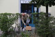 Das Bienenvolk kommt in eine Holzkiste und wird so transportfähig gemacht. (jor)