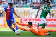 St. Gallens Torhüter Dejan Stojanovic, rechts, klärt vor Basels Mohamed Elyounoussi, beim Fussball Super-League Spiel zwischen dem FC St.Gallen und dem FC Basel. (Bild: Gian Ehrenzeller/Keystone)