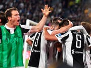 Verteidiger Stephan Lichtsteiner jubelt nach einem Treffer seines Juventus-Mitspielers Sami Khedira (Nummer 6) (Bild: KEYSTONE/AP ANSA/ALESSANDRO DI MARCO)
