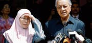 Premier Mahathir Mohamad und Präsidentin der Oppositionspartei Keadilan, Wan Aziazah Wan Ismail, bei der gestrigen Pressekonferenz in Kuala Lumpur. (Bild: Andy Wong/AP)