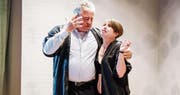 SVP-Nationalrat Arthur Aebi (Thomas Bitschnau) beim Tête-à-Tête mit der Sekretärin Anita Fröhlich (Iris Hermann Hug). (Bild: Donato Caspari)